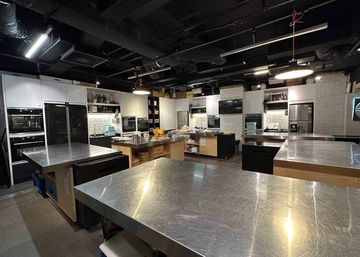 The fully equipped D'Open Kitchen studio at Shenton Way