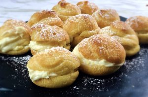 Creamy Durian Cream Puff Powdered with Sugar