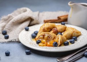 Apple-Filled Crêpes with Caramel Sauce