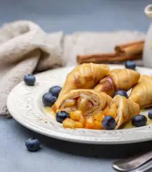 Apple-Filled Crêpes with Caramel Sauce