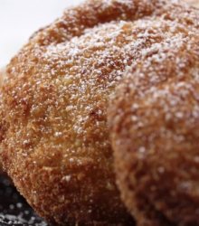 salted egg yolk lava bun sprinkled with sugar
